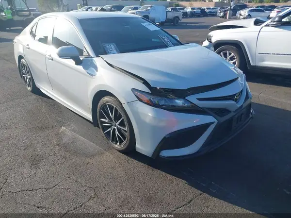 4T1G11AK6NU071071 2022 TOYOTA CAMRY - Image 1