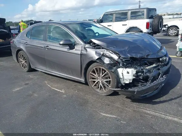 4T1G11AK6NU628030 2022 TOYOTA CAMRY - Image 1