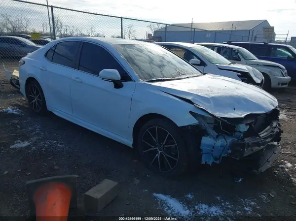 4T1G11AK6NU632000 2022 TOYOTA CAMRY - Image 1