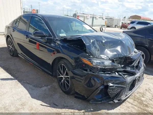 4T1G11AK6NU646396 2022 TOYOTA CAMRY - Image 1