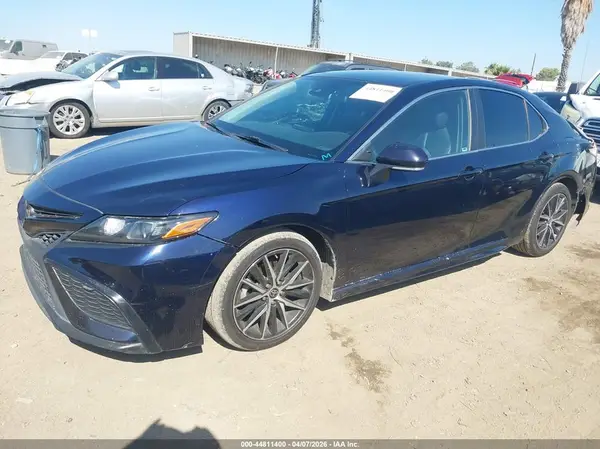 4T1G11AK6NU661299 2022 TOYOTA CAMRY - Image 2