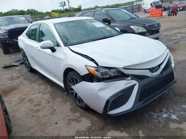 4T1G11AK6NU669161 2022 TOYOTA CAMRY - Image 1