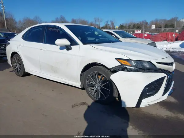 4T1G11AK6NU670987 2022 TOYOTA CAMRY - Image 1