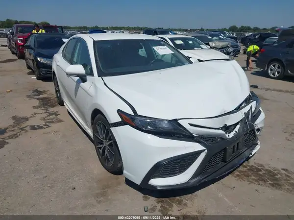 4T1G11AK6NU673162 2022 TOYOTA CAMRY - Image 1