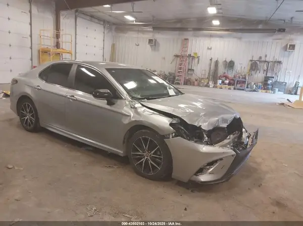 4T1G11AK6NU702238 2022 TOYOTA CAMRY - Image 1