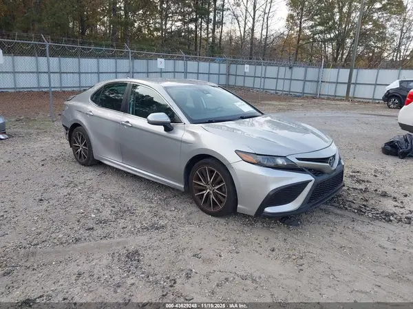 4T1G11AK7MU412413 2021 TOYOTA CAMRY - Image 1