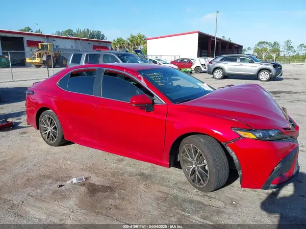 4T1G11AK7MU420205 2021 TOYOTA CAMRY - Image 1