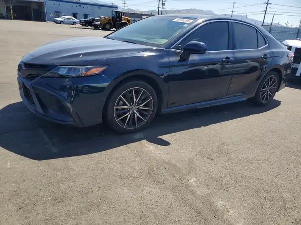 4T1G11AK7MU420981 2021 TOYOTA CAMRY - Image 1