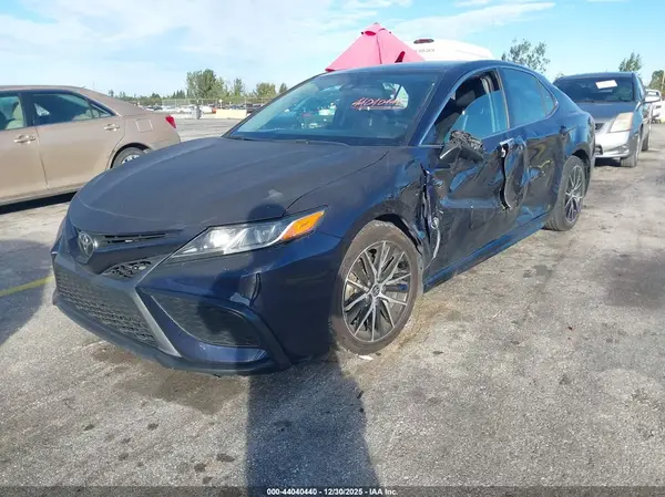 4T1G11AK7MU421242 2021 TOYOTA CAMRY - Image 2
