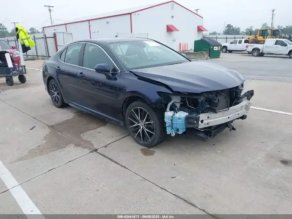 4T1G11AK7MU424285 2021 TOYOTA CAMRY - Image 1