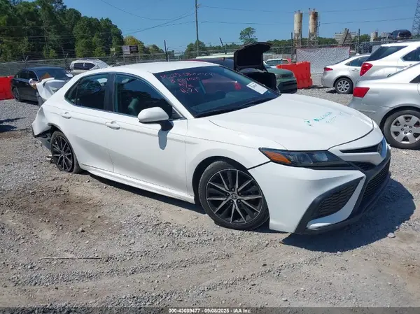 4T1G11AK7MU424478 2021 TOYOTA CAMRY - Image 1