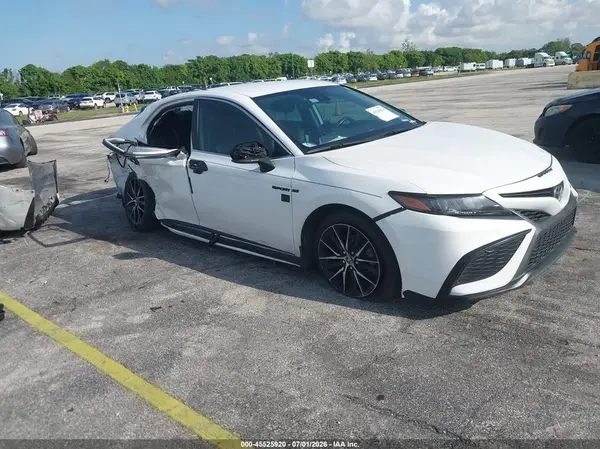 4T1G11AK7MU450983 2021 TOYOTA CAMRY - Image 1