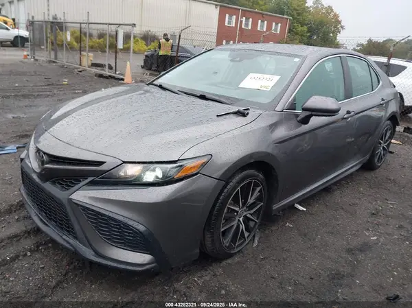 4T1G11AK7MU464608 2021 TOYOTA CAMRY - Image 2