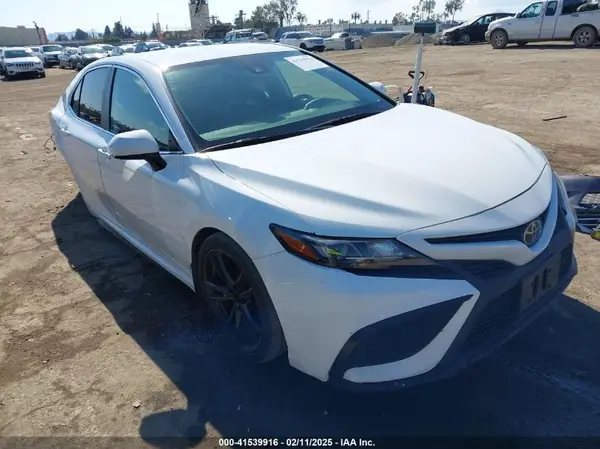 4T1G11AK7MU498046 2021 TOYOTA CAMRY - Image 1