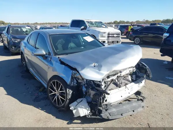 4T1G11AK7MU524211 2021 TOYOTA CAMRY - Image 1
