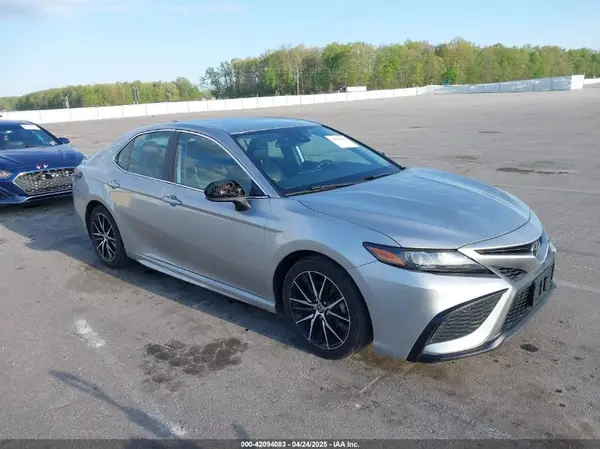 4T1G11AK7MU560819 2021 TOYOTA CAMRY - Image 1