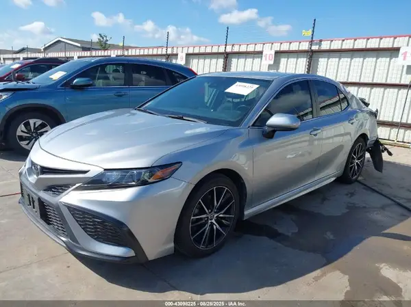 4T1G11AK7MU570797 2021 TOYOTA CAMRY - Image 2