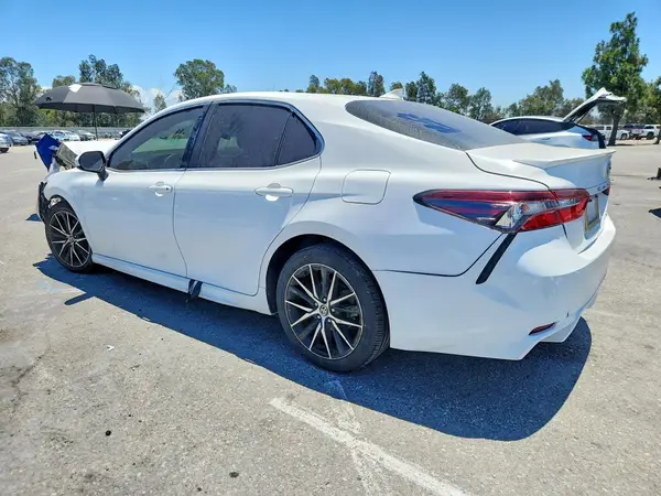 4T1G11AK7MU571870 2021 TOYOTA CAMRY - Image 2