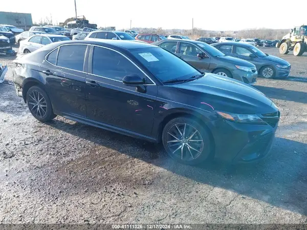 4T1G11AK7MU574557 2021 TOYOTA CAMRY - Image 1
