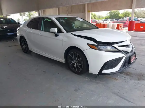 4T1G11AK7MU580424 2021 TOYOTA CAMRY - Image 1