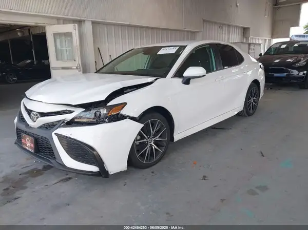 4T1G11AK7MU580424 2021 TOYOTA CAMRY - Image 2