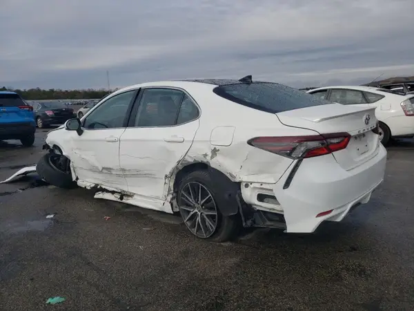 4T1G11AK7MU585588 2021 TOYOTA CAMRY - Image 2