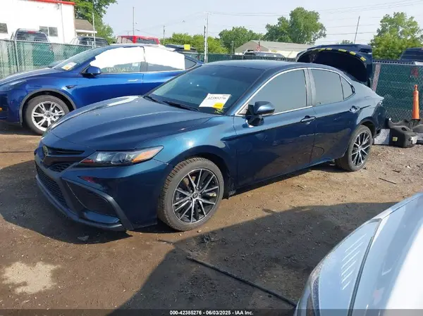 4T1G11AK7MU586854 2021 TOYOTA CAMRY - Image 2
