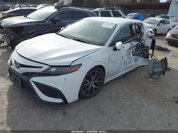 4T1G11AK7MU586904 2021 TOYOTA CAMRY - Image 2