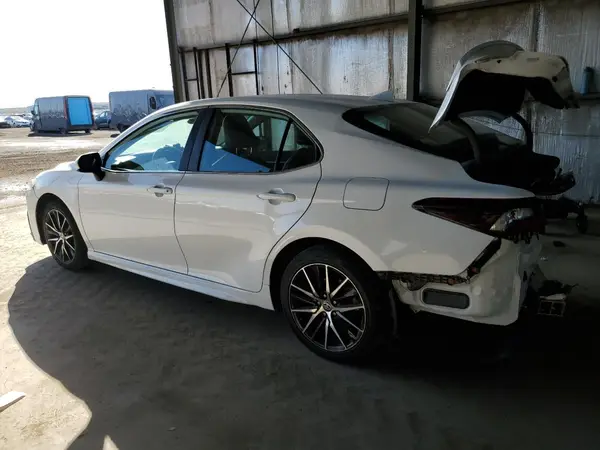 4T1G11AK7MU590970 2021 TOYOTA CAMRY - Image 2