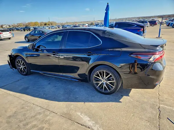 4T1G11AK7MU614555 2021 TOYOTA CAMRY - Image 2