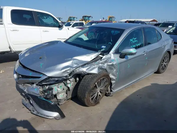 4T1G11AK7NU002826 2022 TOYOTA CAMRY - Image 2