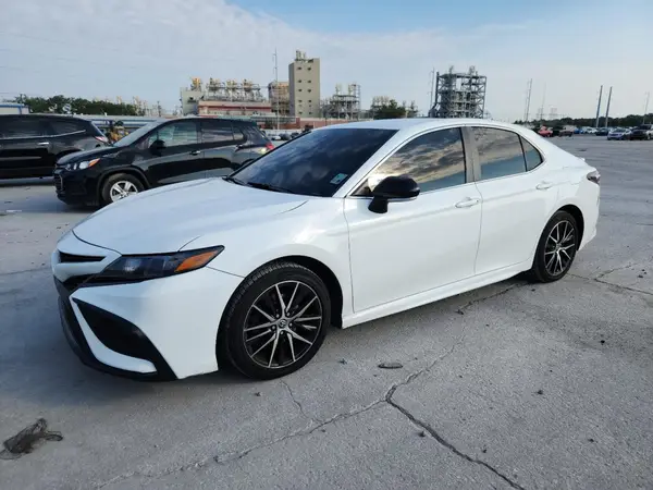 4T1G11AK7NU008674 2022 TOYOTA CAMRY - Image 1