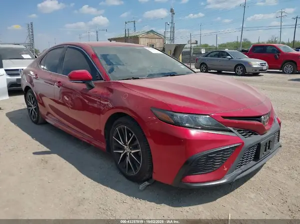 4T1G11AK7NU011235 2022 TOYOTA CAMRY - Image 1