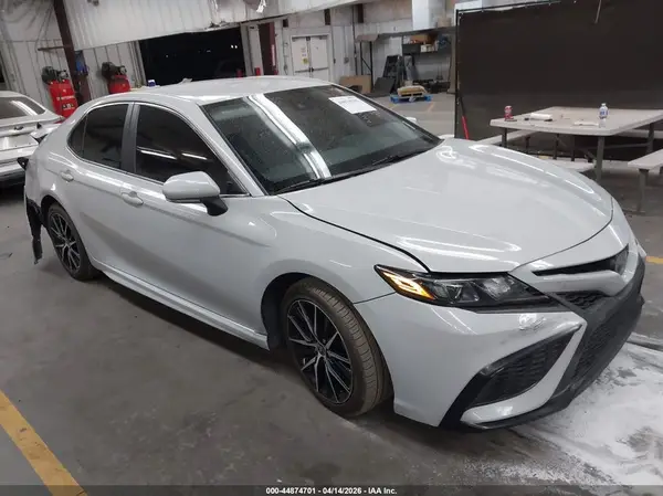 4T1G11AK7NU019061 2022 TOYOTA CAMRY - Image 1