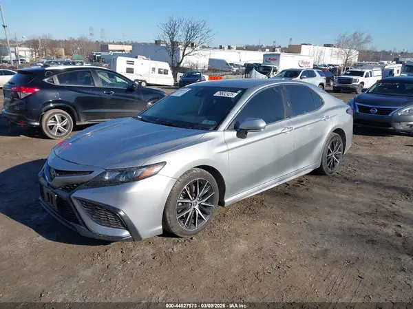 4T1G11AK7NU048687 2022 TOYOTA CAMRY - Image 2