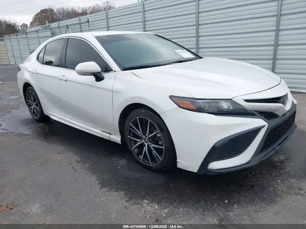 4T1G11AK7NU068227 2022 TOYOTA CAMRY - Image 1