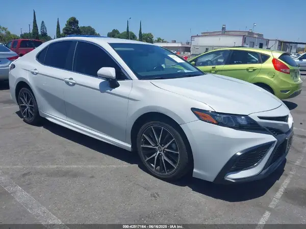 4T1G11AK7NU076585 2022 TOYOTA CAMRY - Image 1