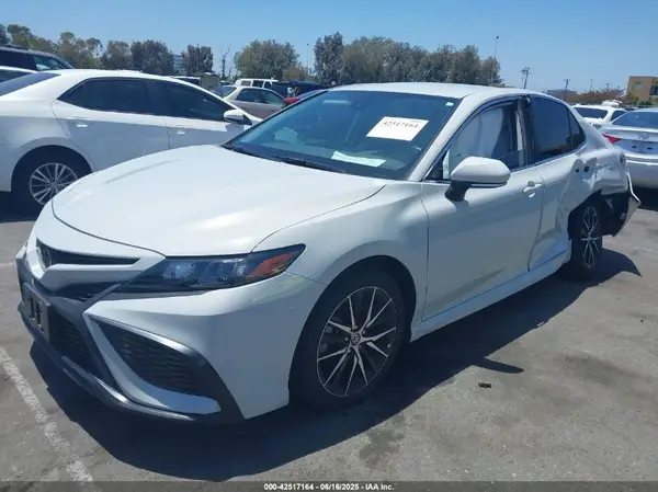 4T1G11AK7NU076585 2022 TOYOTA CAMRY - Image 2