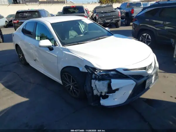 4T1G11AK7NU627355 2022 TOYOTA CAMRY - Image 1
