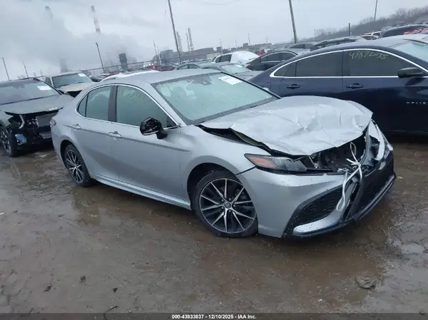 4T1G11AK7NU632913 2022 TOYOTA CAMRY - Image 1