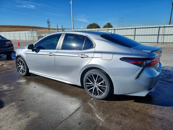4T1G11AK7NU655771 2022 TOYOTA CAMRY - Image 2