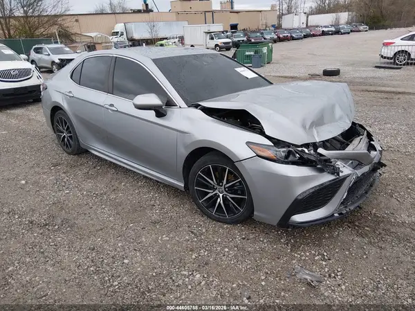 4T1G11AK7NU661246 2022 TOYOTA CAMRY - Image 1