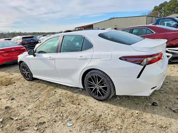 4T1G11AK7NU664731 2022 TOYOTA CAMRY - Image 2