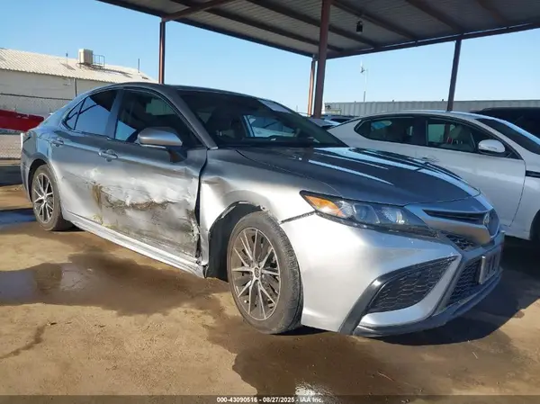 4T1G11AK7NU668195 2022 TOYOTA CAMRY - Image 1