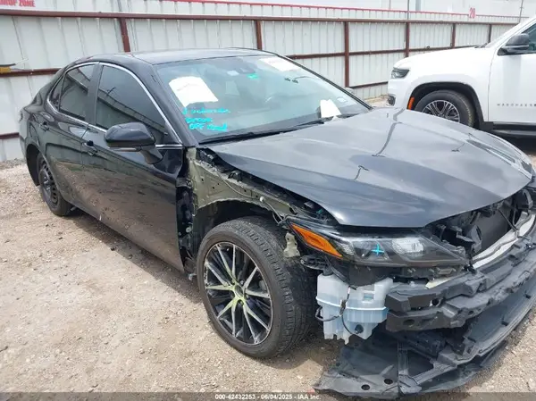 4T1G11AK7NU669539 2022 TOYOTA CAMRY - Image 1