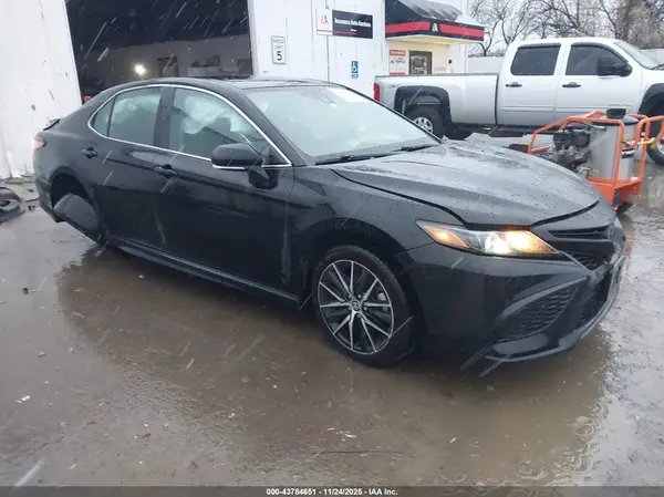 4T1G11AK7NU676314 2022 TOYOTA CAMRY - Image 1