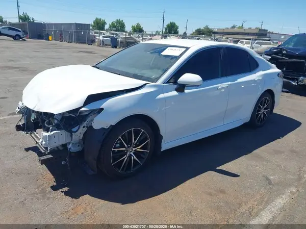 4T1G11AK7NU681142 2022 TOYOTA CAMRY - Image 2