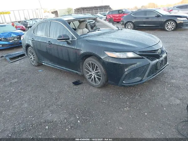 4T1G11AK7NU692366 2022 TOYOTA CAMRY - Image 1