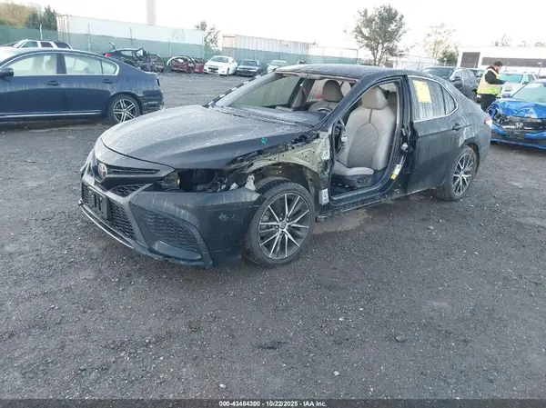 4T1G11AK7NU692366 2022 TOYOTA CAMRY - Image 2