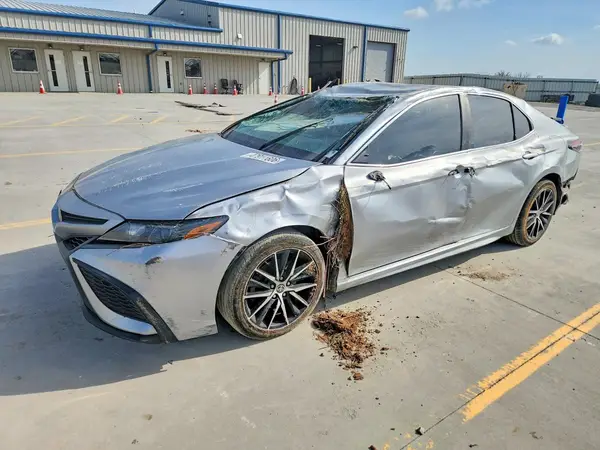 4T1G11AK7NU695719 2022 TOYOTA CAMRY - Image 1